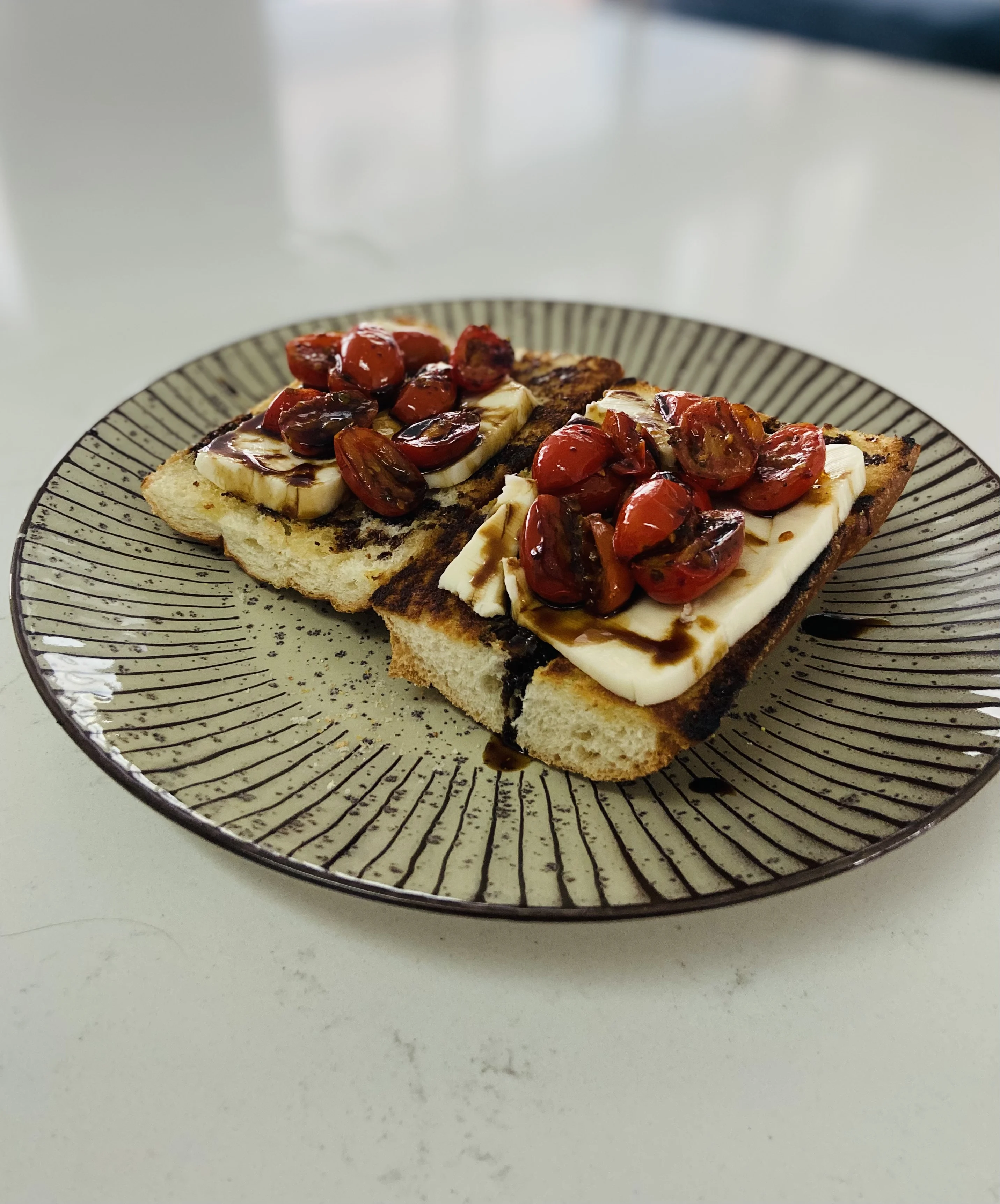 tomato-mozzarella-bruschetta