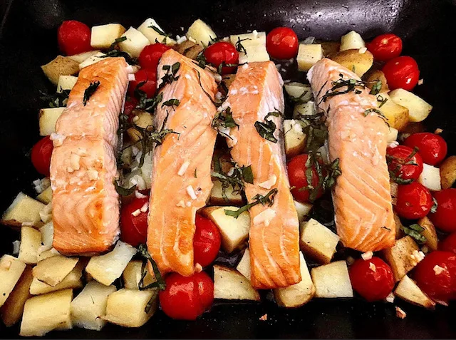 smoked-salmon-fillet-potato-tomato-and-basil-tray-bake