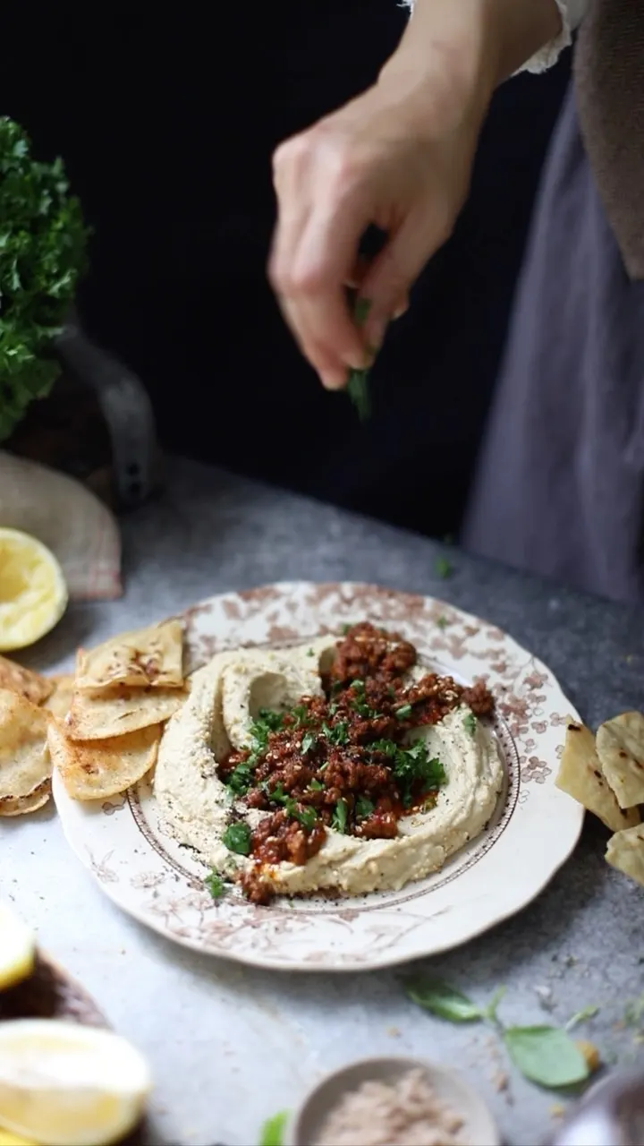 homemade-hummus-with-ground-beef-and-tortilla-chips