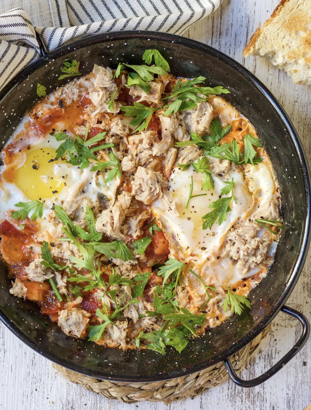 fried-eggs-on-tomatoes-with-tuna