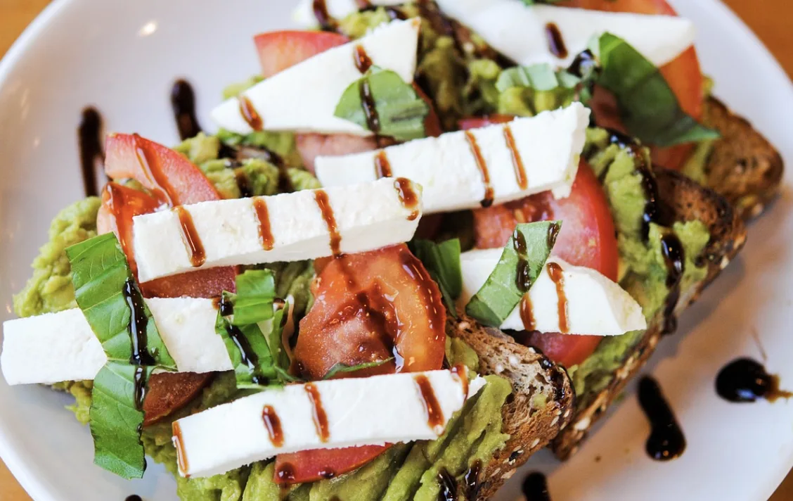 tomates-cerises-roties-au-miel-sur-feta-fouettee
