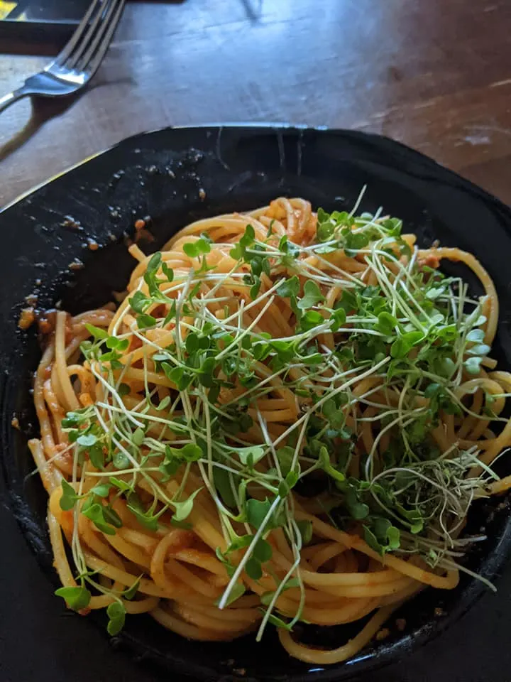 garlic-and-lemon-pasta-with-arugula-microgreens