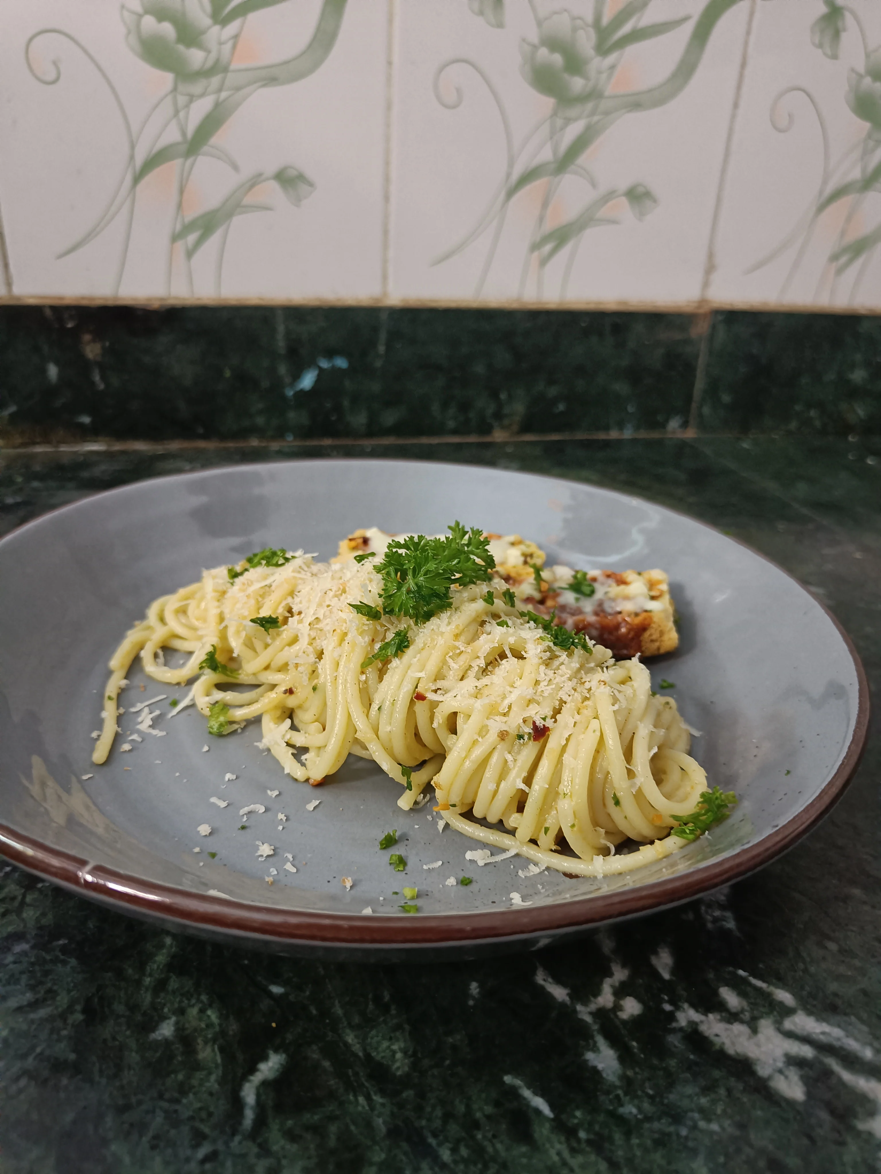 spaghetti-aglio-e-olio:-a-simple-and-flavorful-italian-pasta-dish