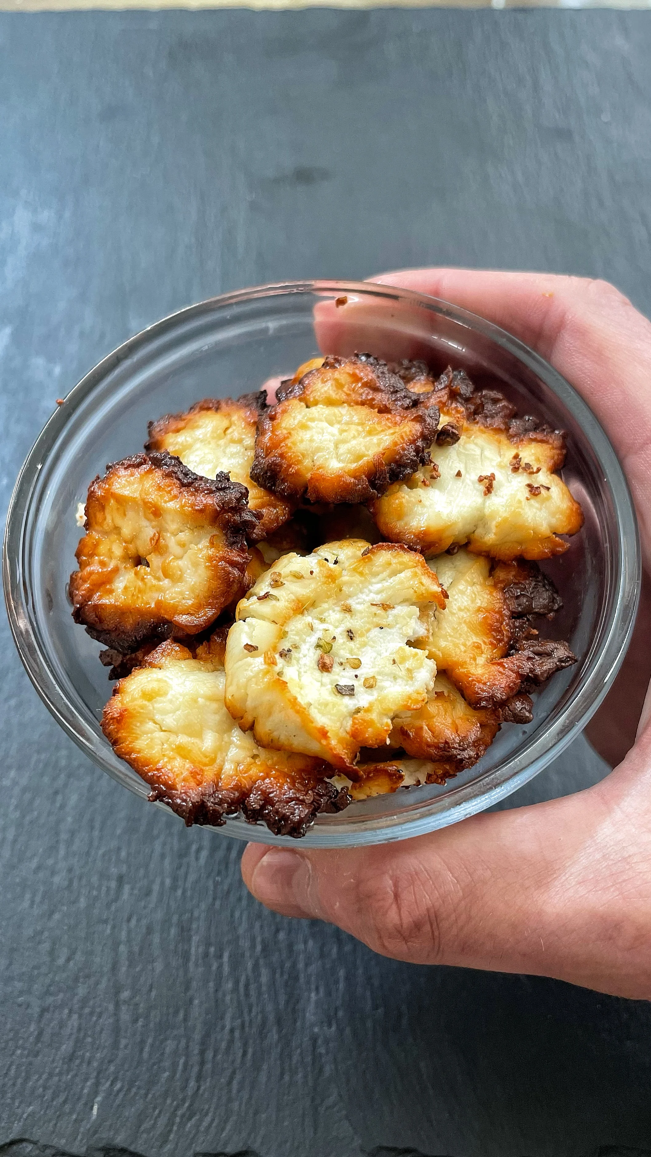 keto-friendly-goat-cheese-chips