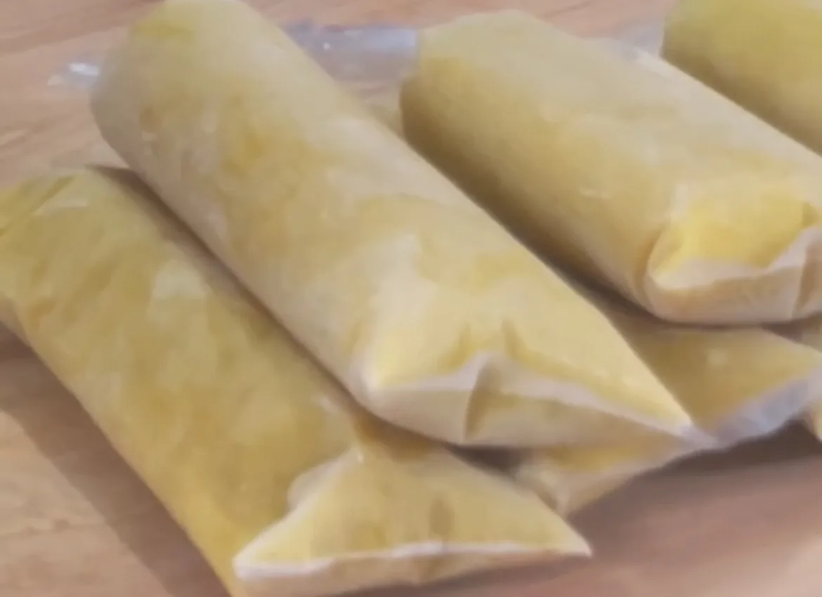 bolis-de-rompope-(mexican-eggnog-ice-sticks)