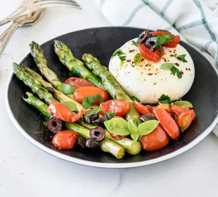 asparagus-salad-with-mozzarella-and-cherry-tomatoes