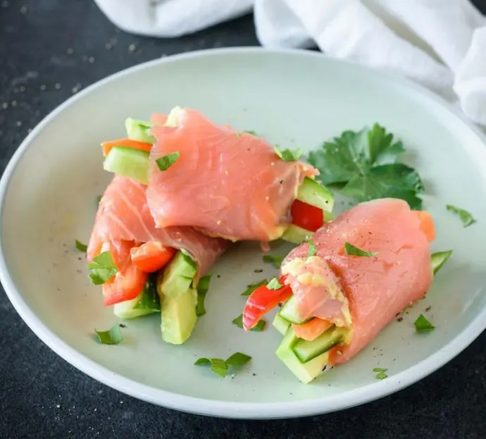 low-carb-smoked-salmon-roll-ups