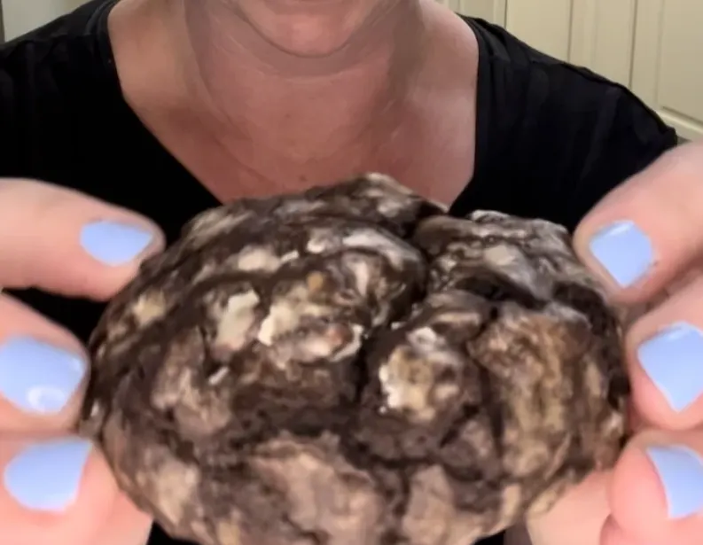 giant-chocolate-crinkle-cookies