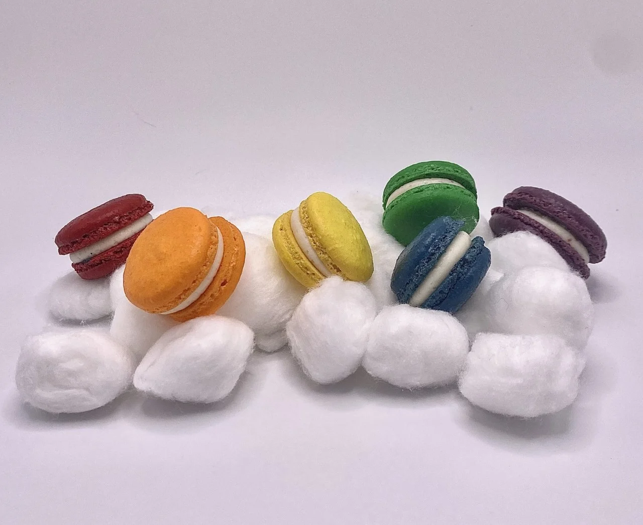 rainbow-maple-macarons