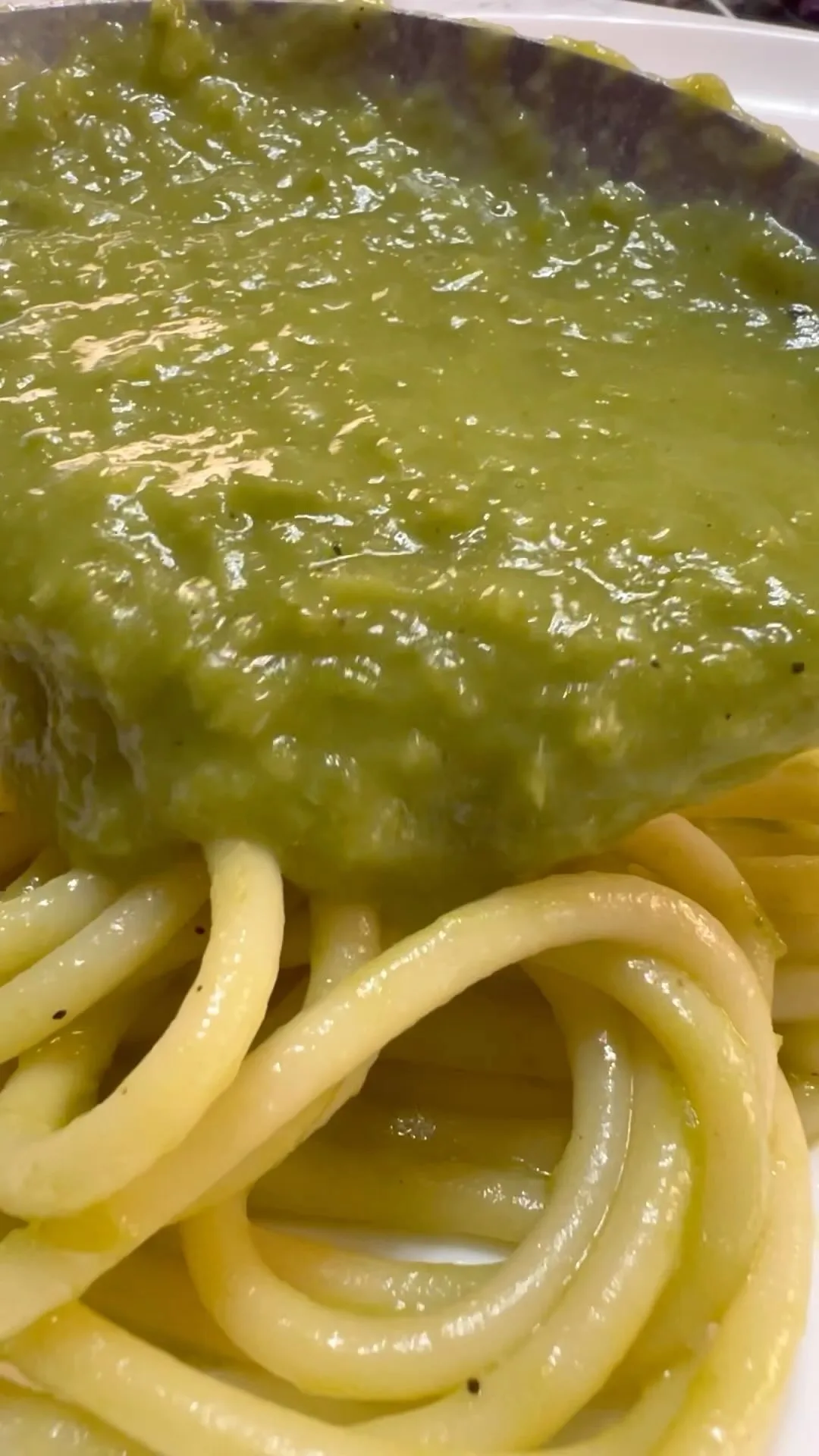 bucatini-crema-di-peperoncini-verdi-e-guanciale
