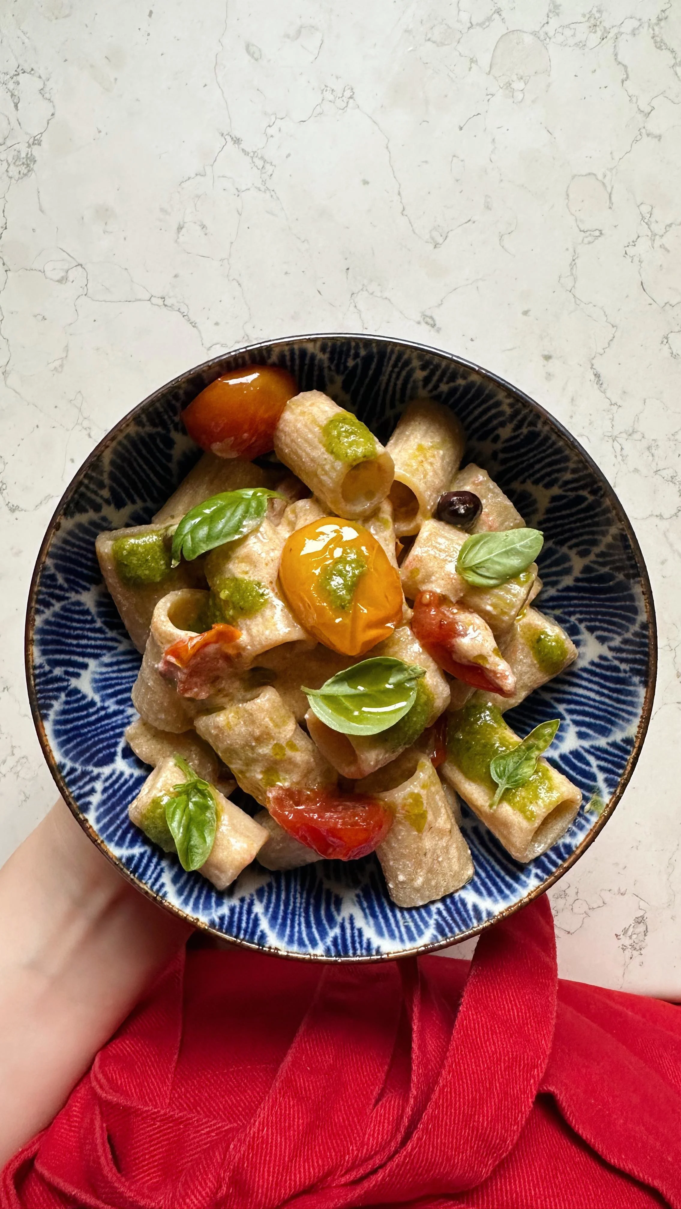 mezze-maniche-con-datterini-pesto-e-ricotta