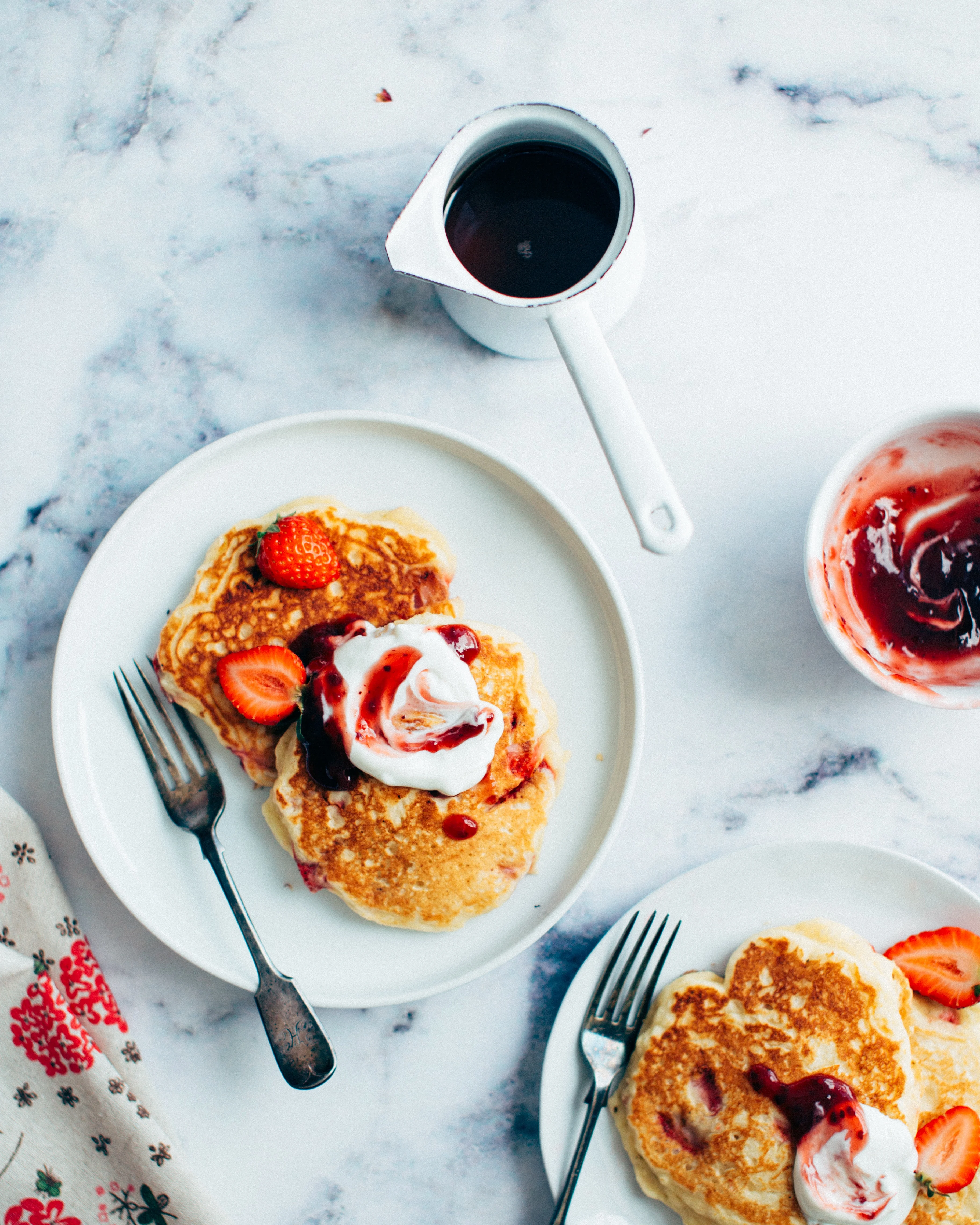 banana-pancakes-with-cinnamon-yoghurt