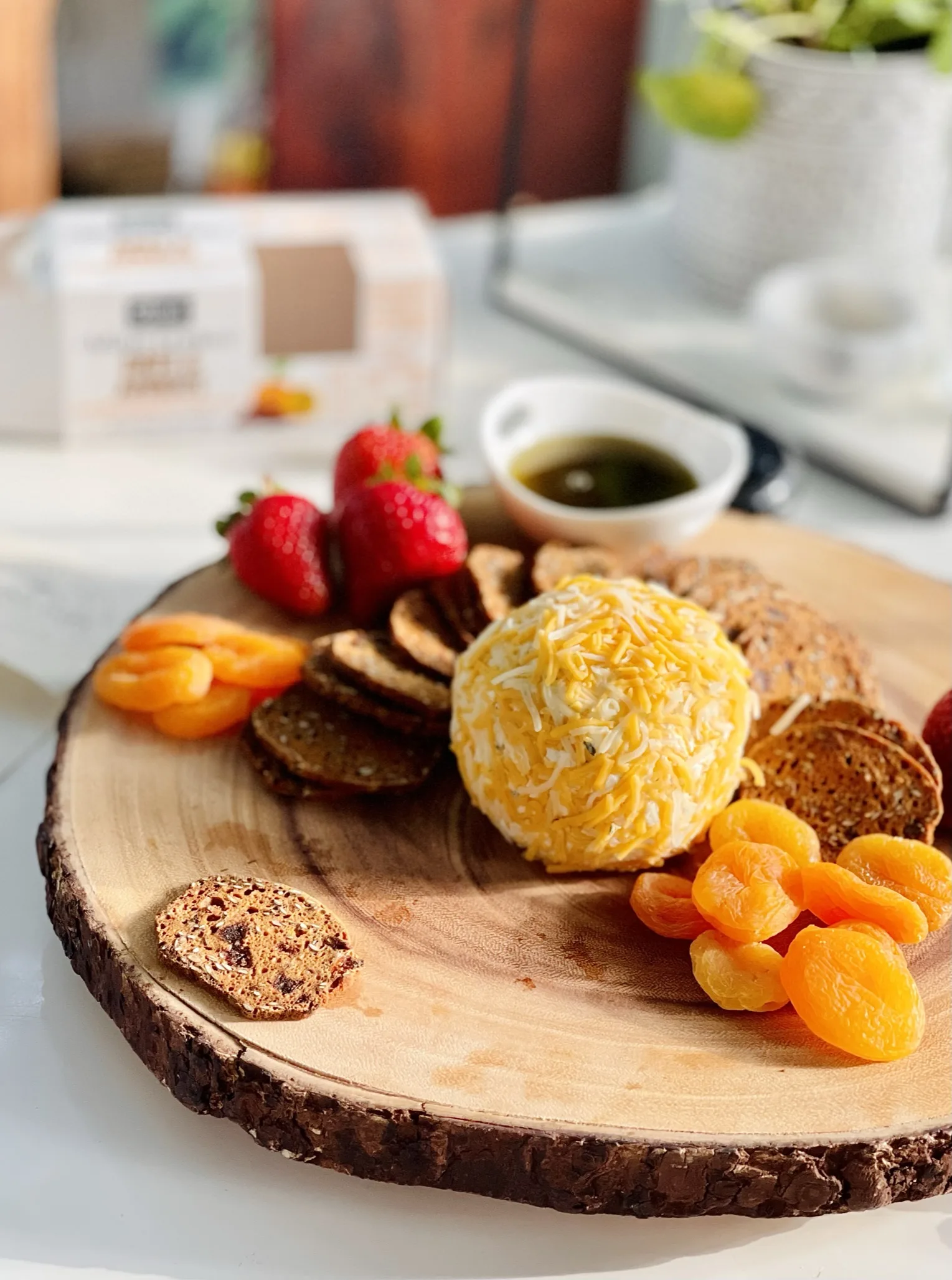 retro-garlic-and-chive-cheese-ball
