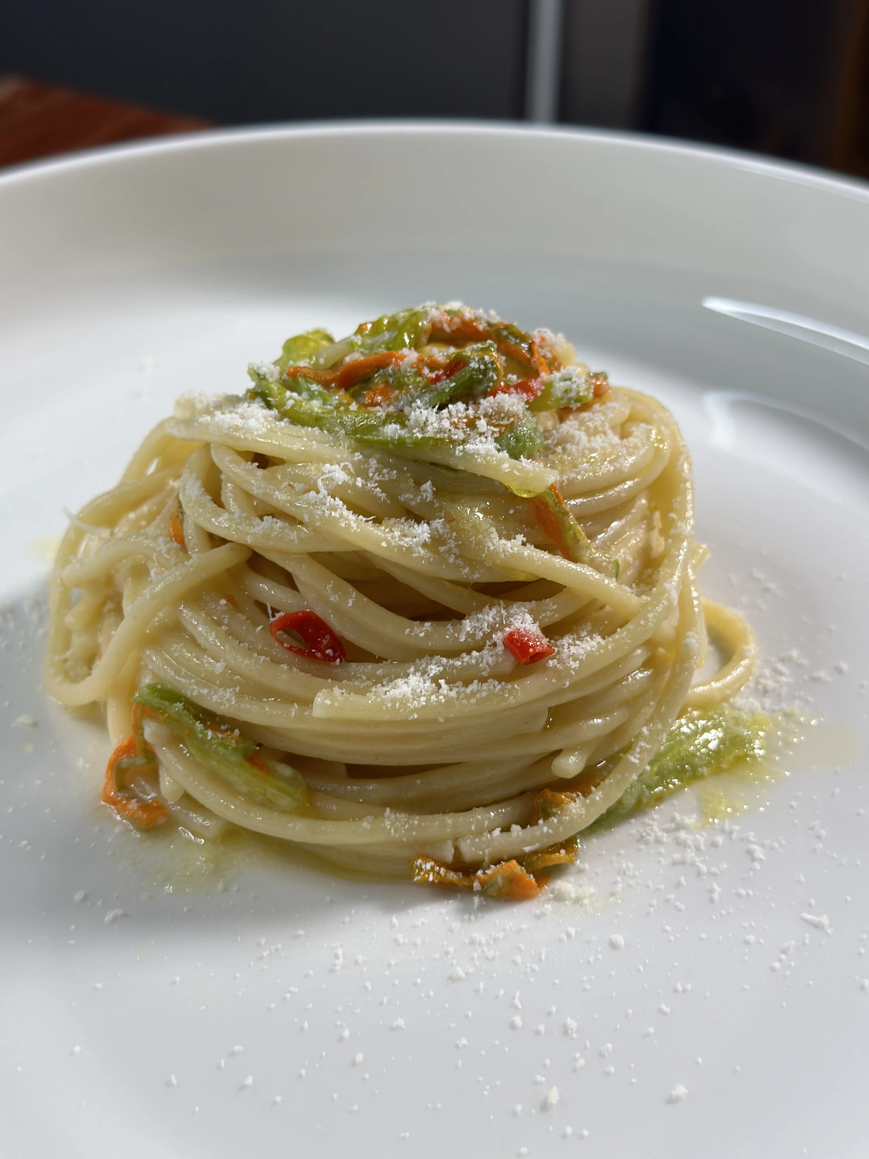 spaghettone-aglio-olio-peperoncino-fiori-di-zucca-e-pecorino