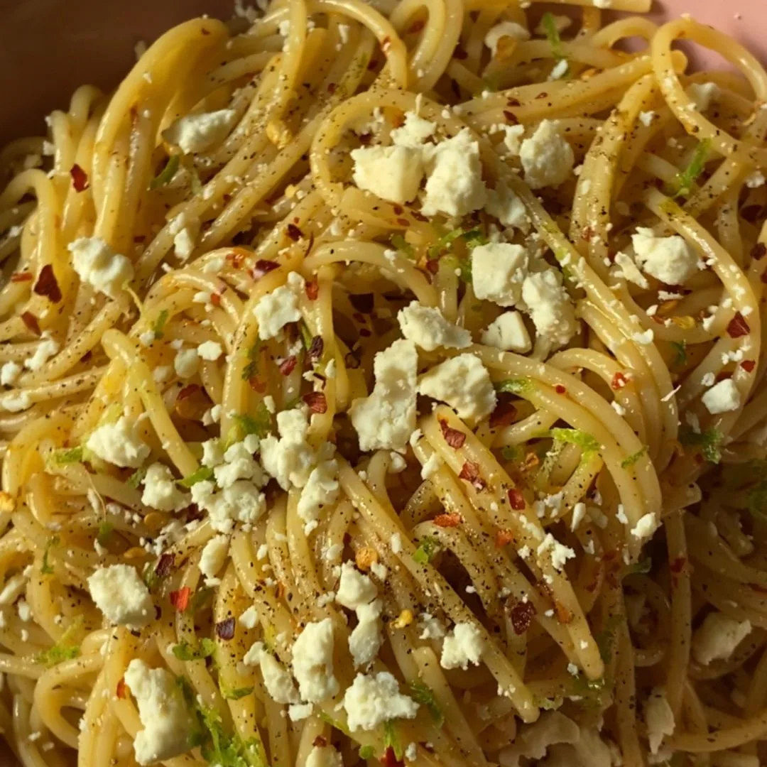 spaguetti-a-la-mantequilla-con-limon-y-ajo