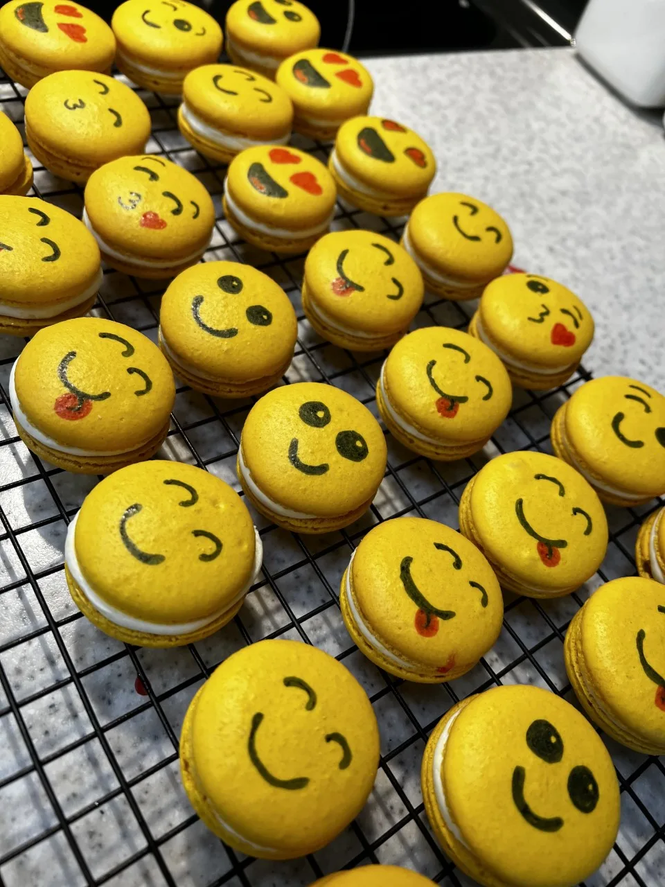 emoji-macarons
