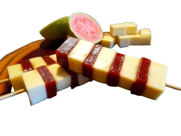 espeto-de-queijo-com-goiabada-cheese-and-goiabada-skewers