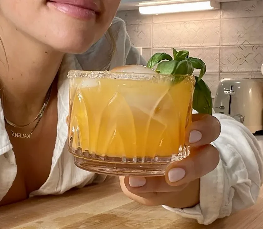 hot-honey-peach-margarita