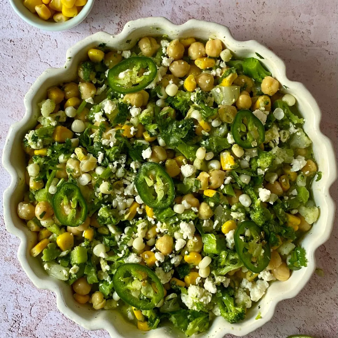 ensalada-de-elote-y-brocoli-con-aderezo-de-jalapeno-y-cilantro