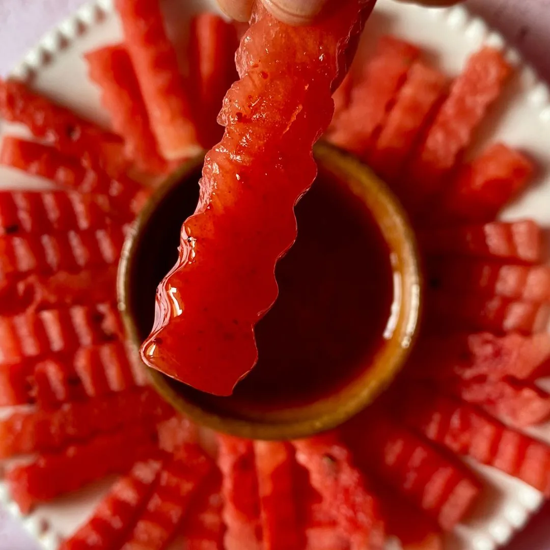 "papitas"-de-sandia-marinadas-en-mezcal-con-dip-de-chamoy