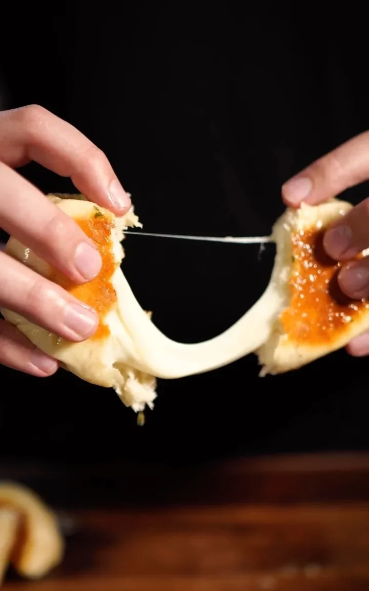 cheese-filled-garlic-buns