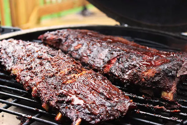 smokin'-ribs-and-homemade-bbq-sauce: