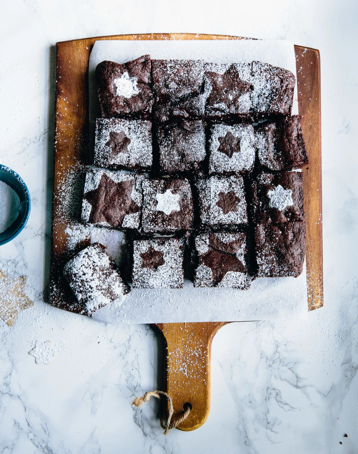 dark-chocolate-brownies-with-cinnamon-and-clementine