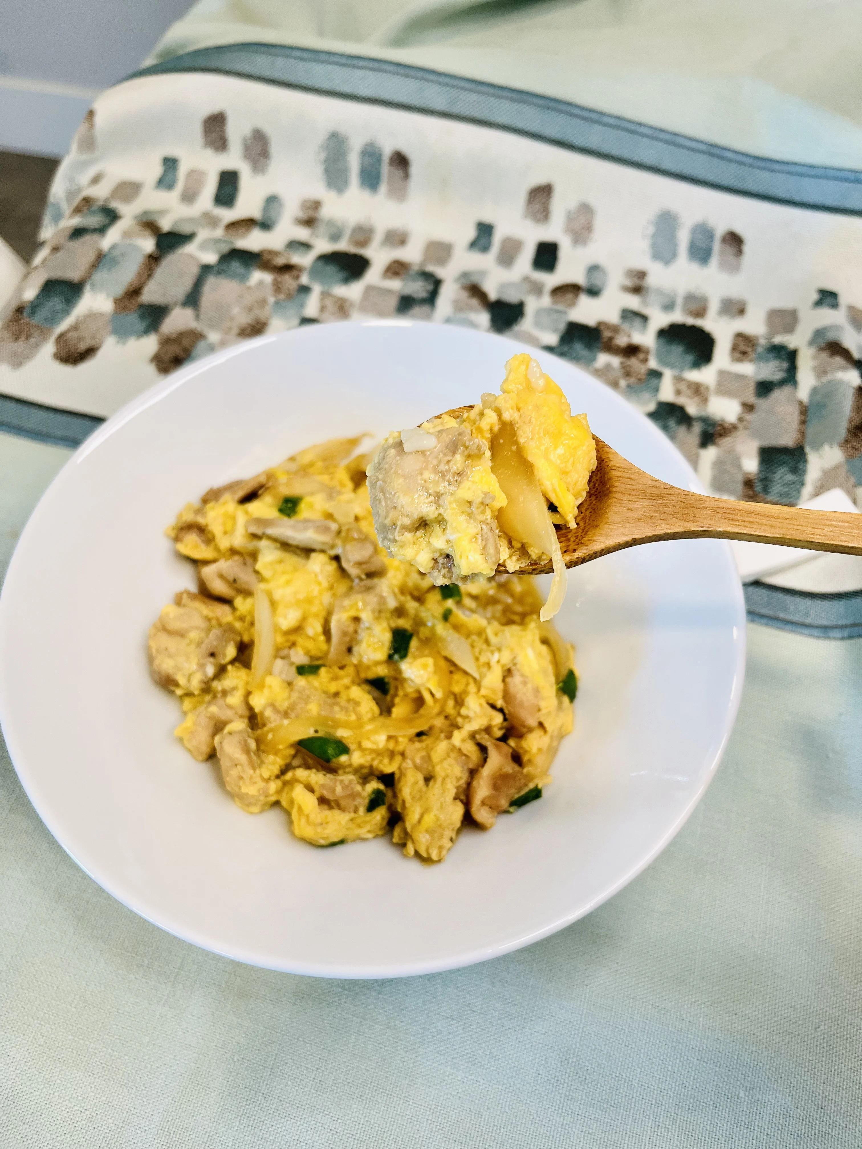 oyakodon-(japanese-chicken-and-egg-rice-bowl)
