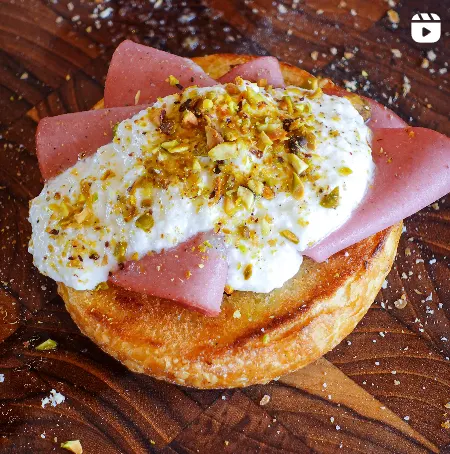 bruschetta-de-mortadella-pistacchio