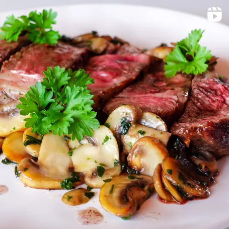entrecote-ao-molho-malbec-com-cogumelos