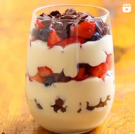 mousse-de-chocolate-branco-com-frutas-vermelhas