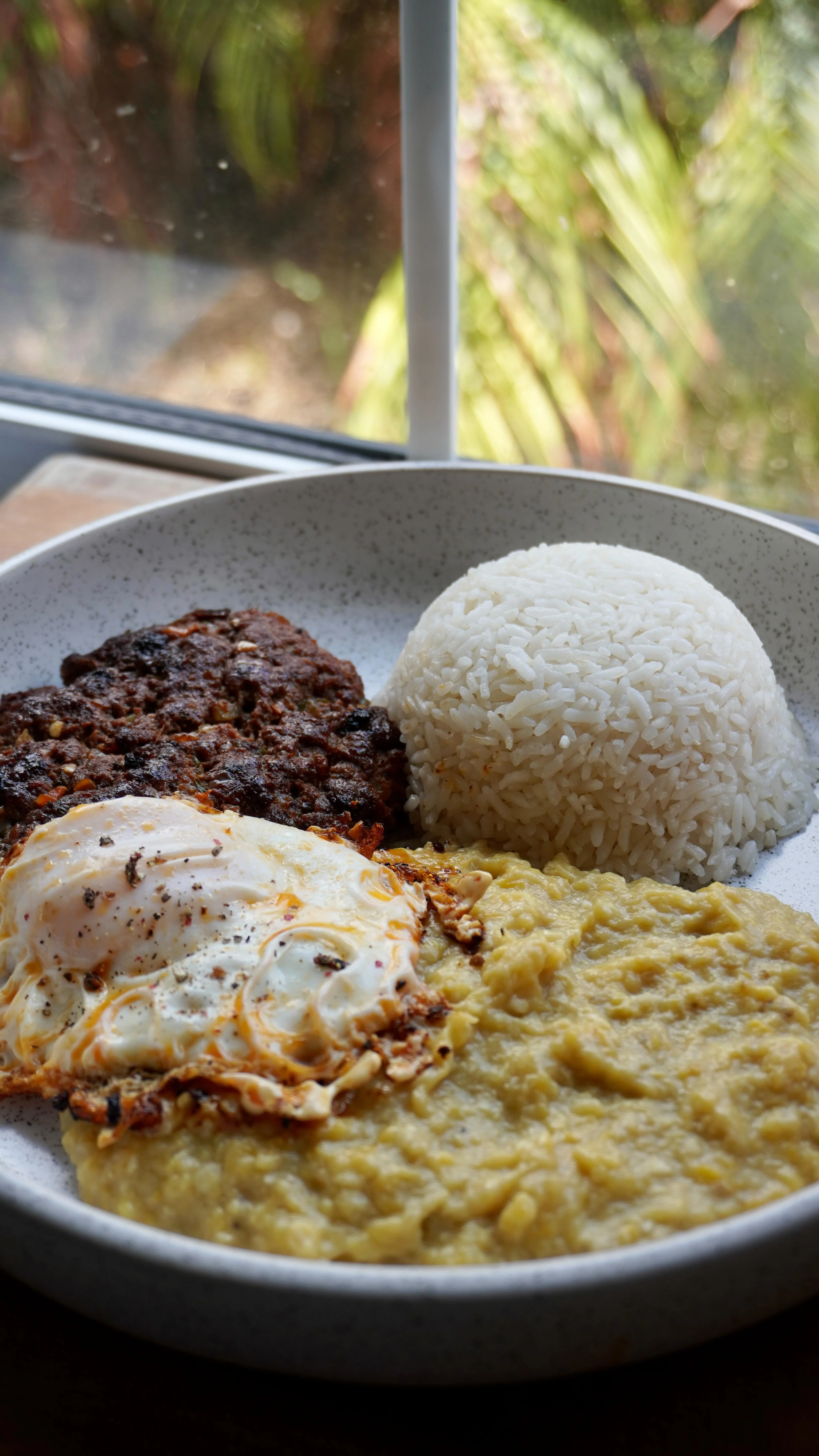 pure-de-platano-con-hamburguesas-caseras-mashed-plantains-with-homemade-burgers
