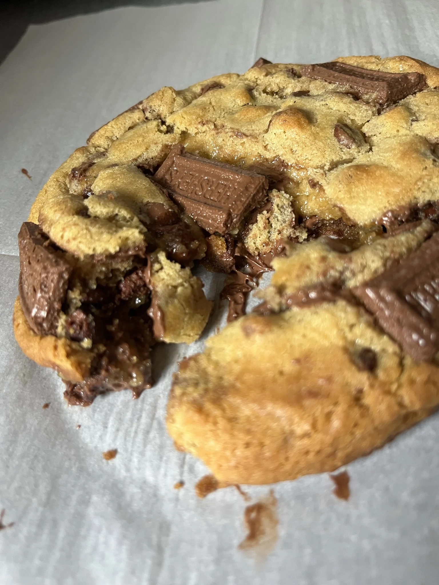 jumbo-hersheys-chocolate-chip-cookie