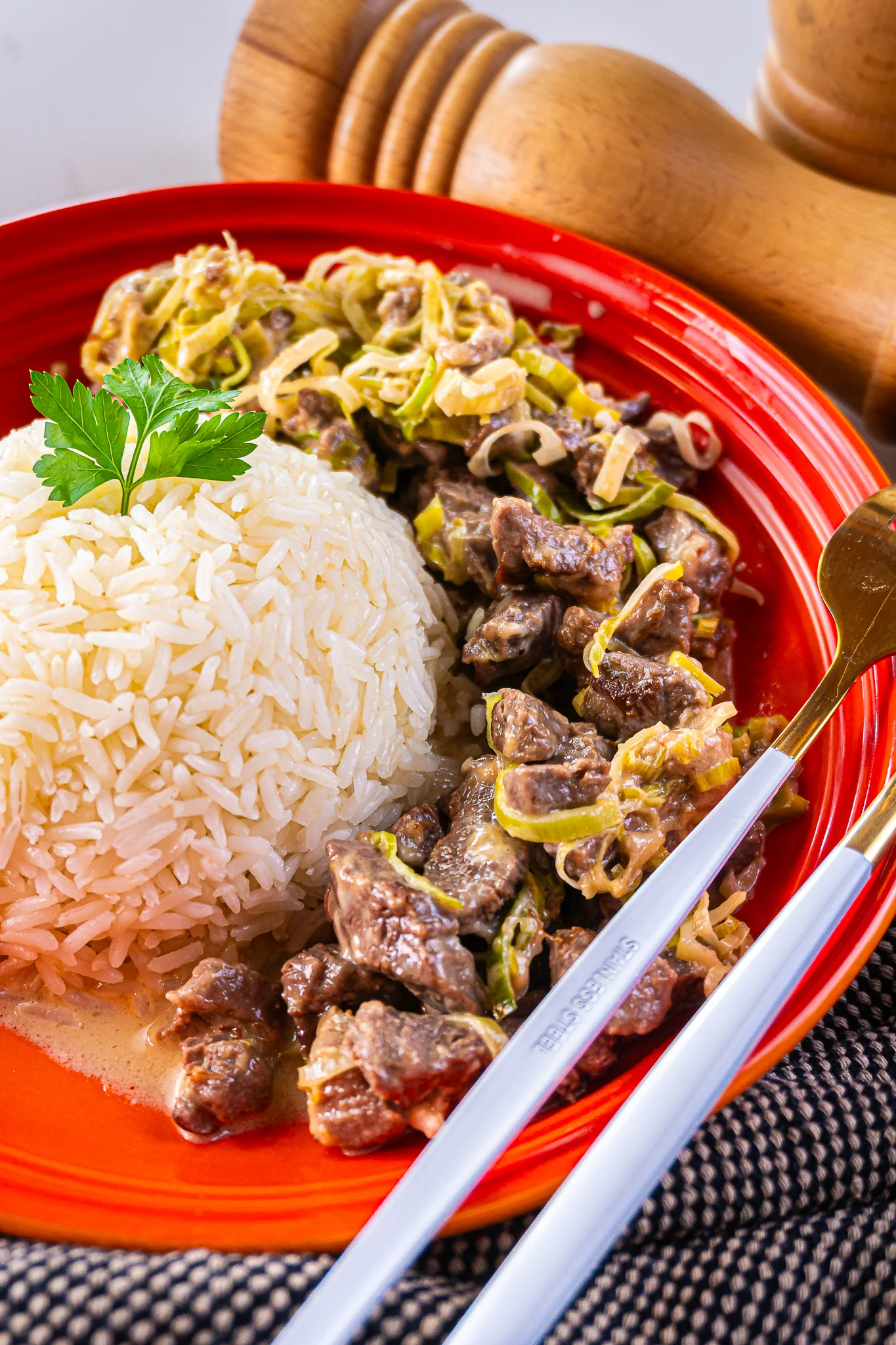 iscas-de-carne-ao-molho-de-alho-poro