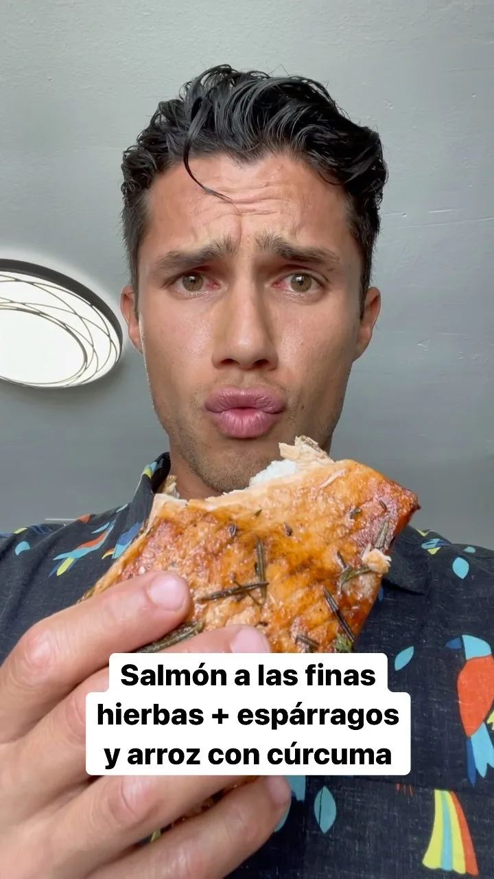 salmon-a-las-finas-hierbas-con-esparragos-y-arroz-con-curcuma