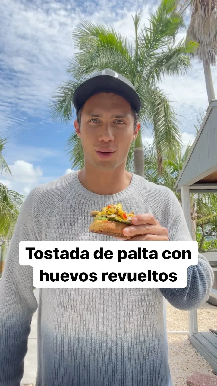 tostada-de-palta-con-huevos-revueltos