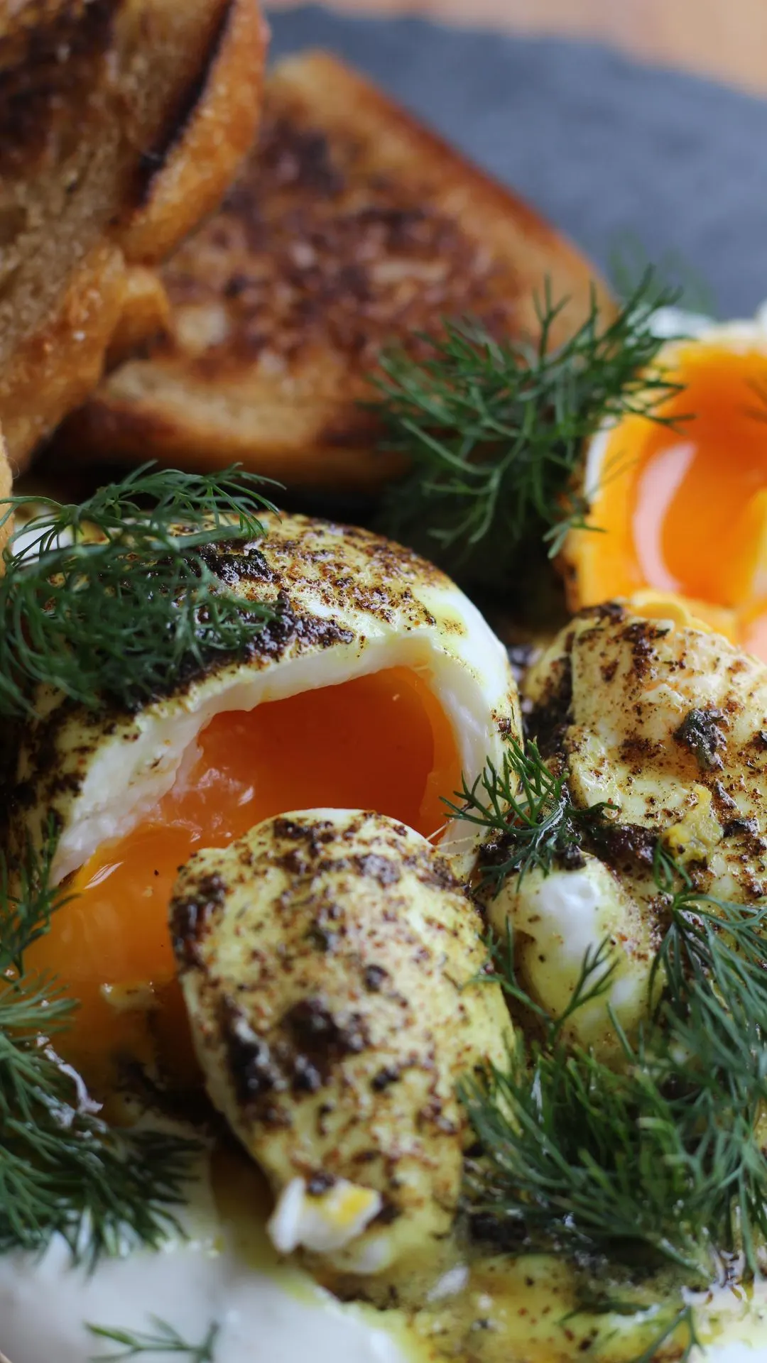 huevos-pochados-con-mantequilla-al-curry