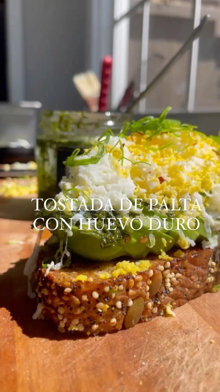 tosta-de-palta-con-huevo-duro