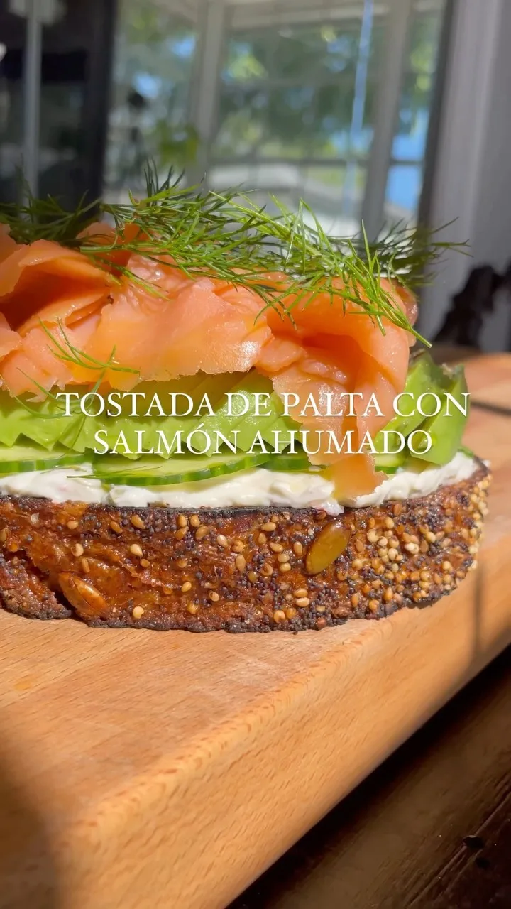 tostada-de-palta-con-salmon-ahumado