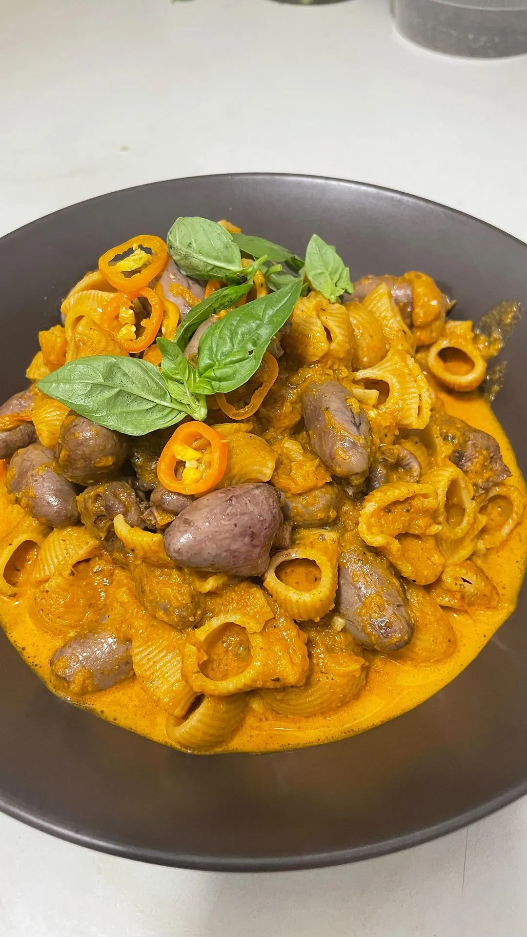 pasta-con-corazon-de-pollo-y-salsa-rostizada