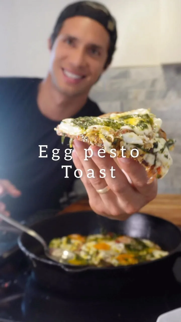 tostada-de-huevo-con-pesto