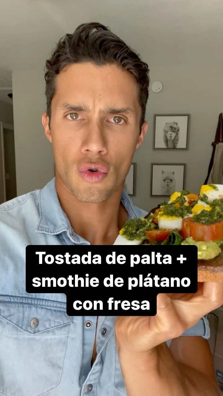 tostada-de-palta-smoothie-de-platano-con-fresa