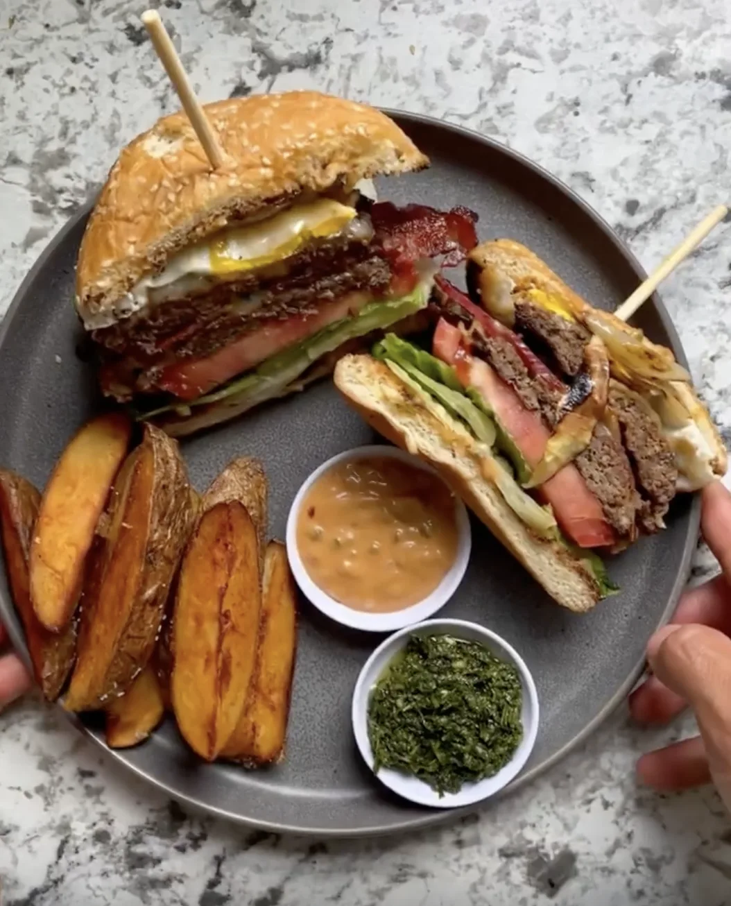 double-cheese-burger-papas-fritas