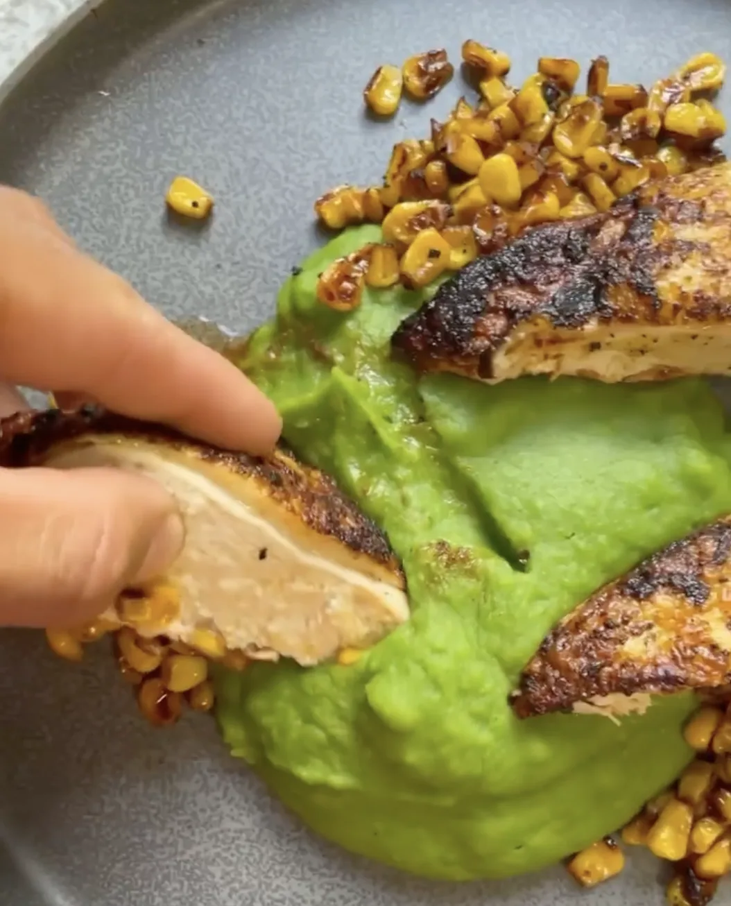 pollo-criollo-con-pure-de-espinaca-y-maiz-dulce-salteado