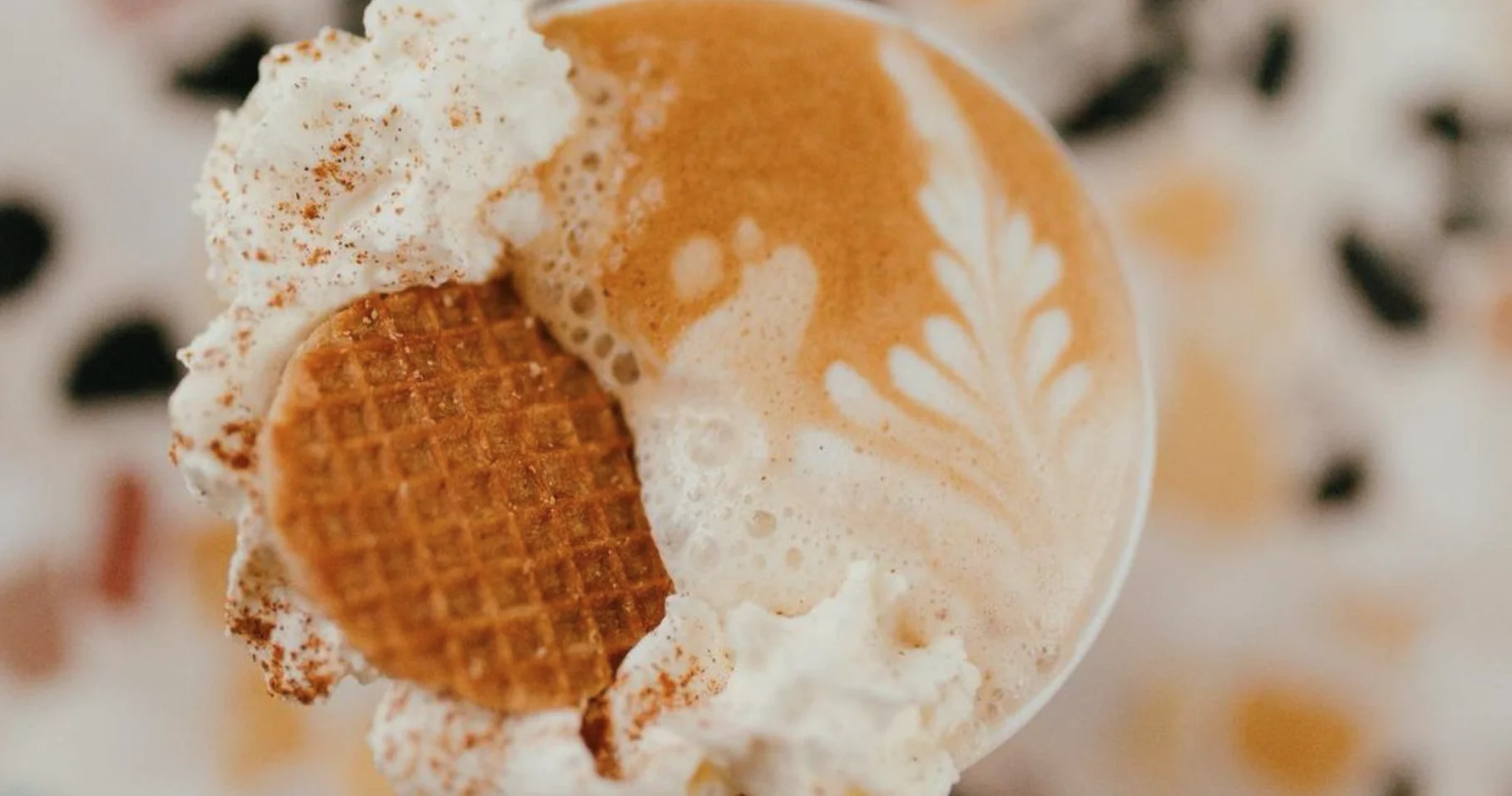 caramel-waffle-(stroopwafel)-latte