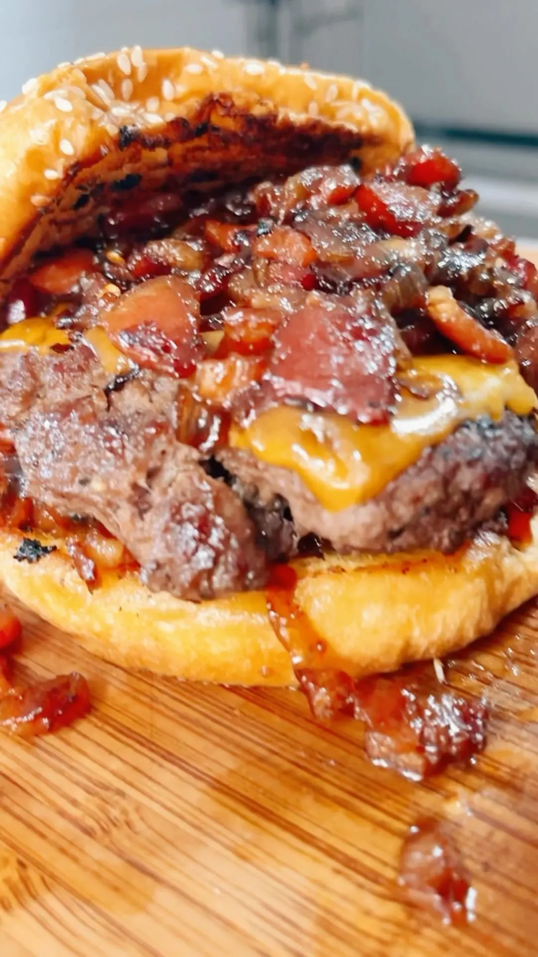 bacon-jam-topped-hamburgers