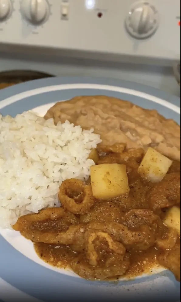 chicharron-en-salsa-roja-con-papas