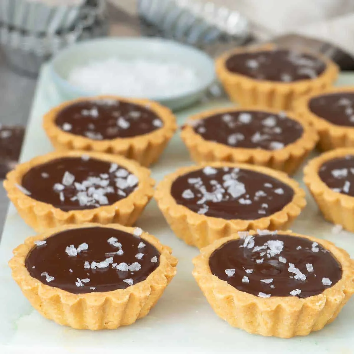 decadent-chocolate-ganache:-easy-cake-frosting
