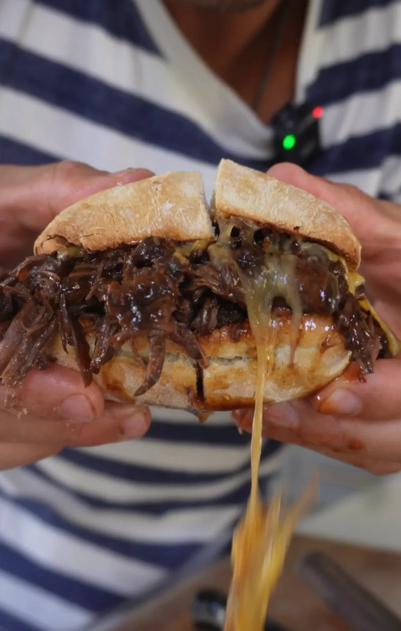 sanguche-de-carne-deshilachada-shredded-meat-sandwich