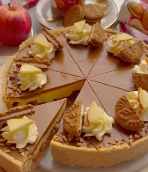 autumn-bliss-in-every-bite:-apple-biscoff-pie-with-creamy-custard!